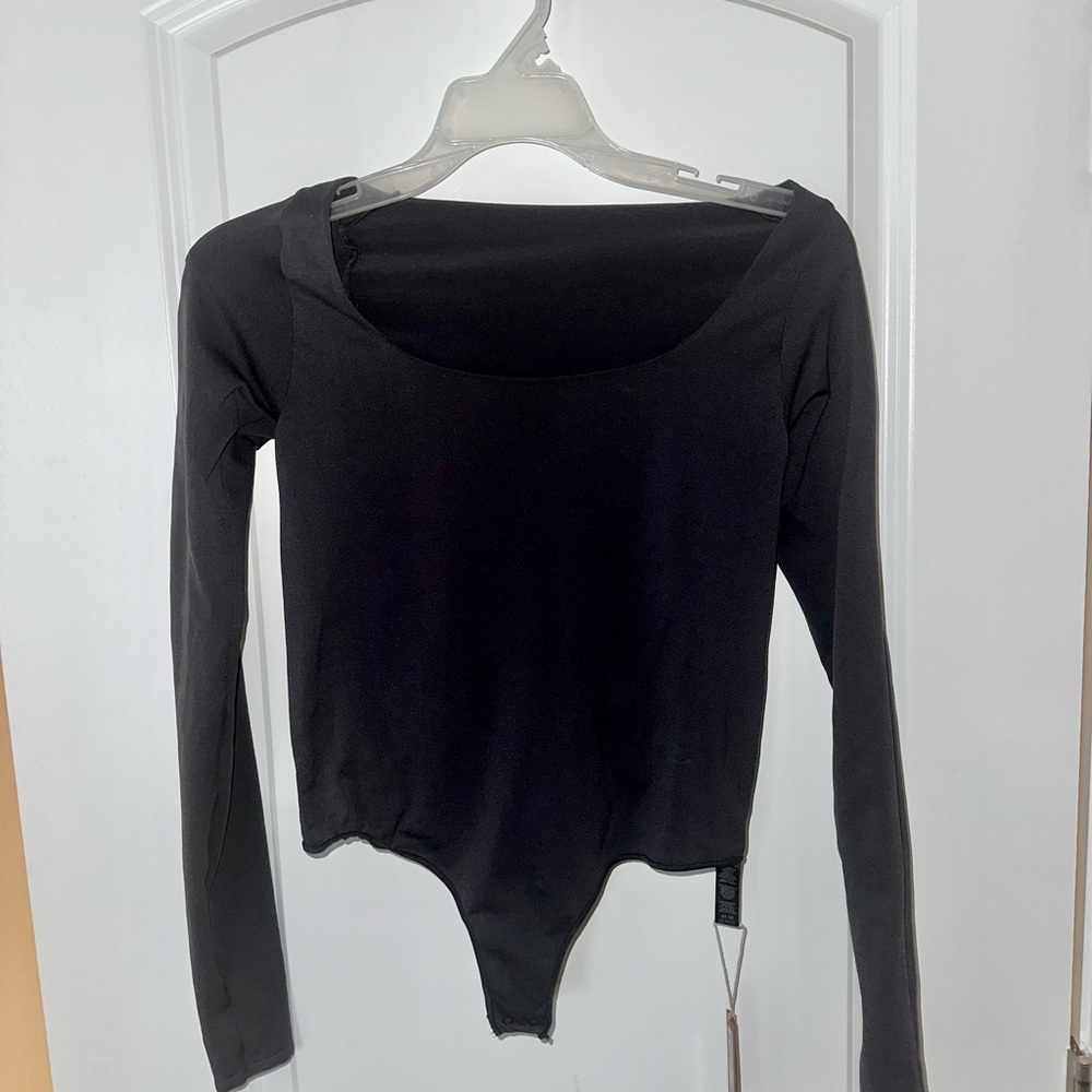 Skims black essential scoop neck body suit, size large. NWT